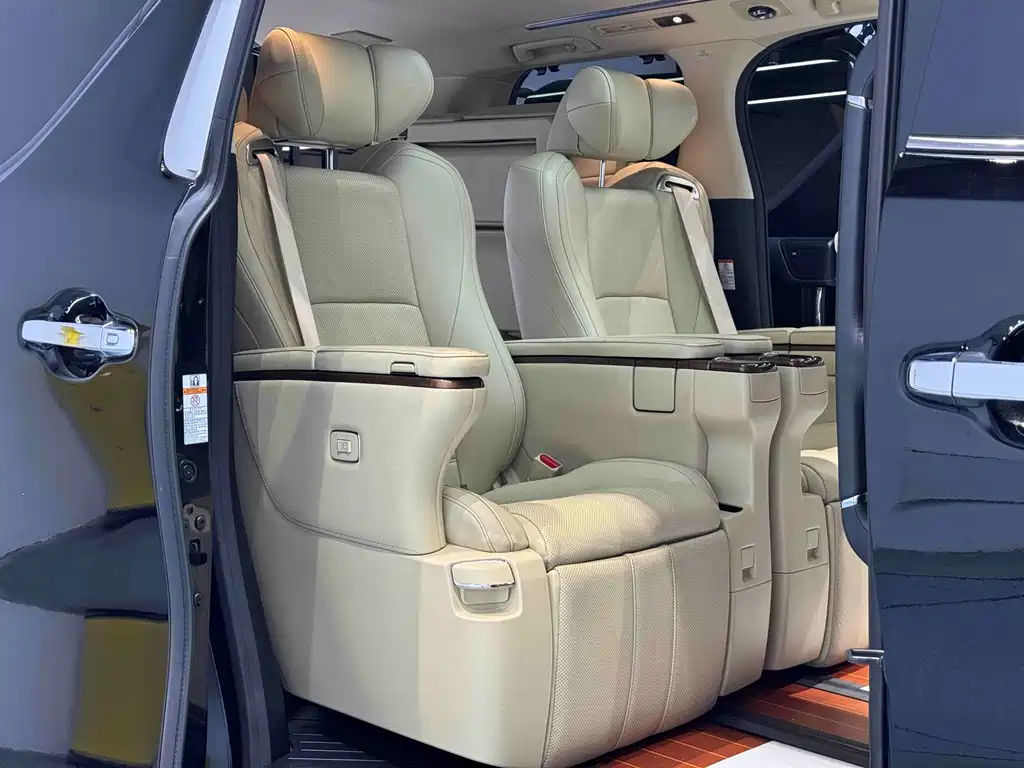 Toyota Alphard — миниатюра 12
