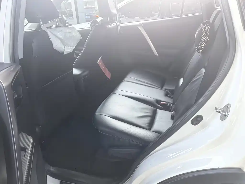 Toyota RAV4 — миниатюра 9