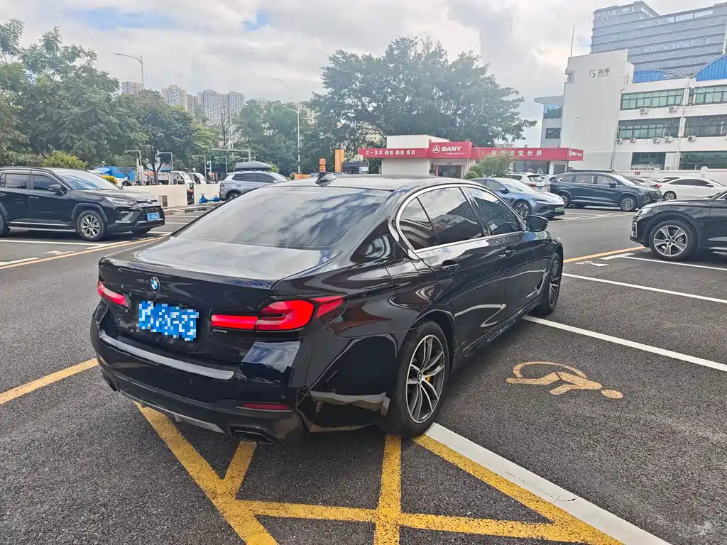 BMW 5 Series — миниатюра 7