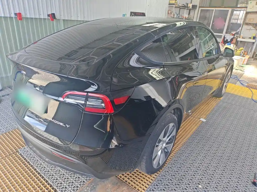 Tesla Model Y — миниатюра 7