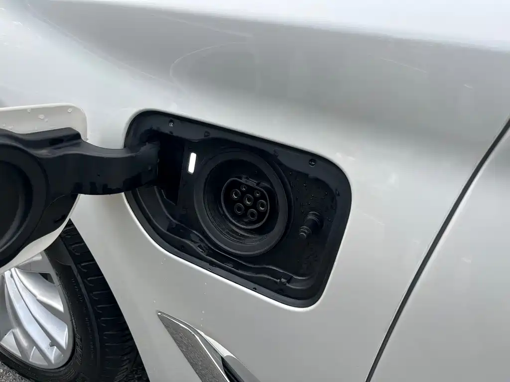BMW 5 Series New Energy — миниатюра 13