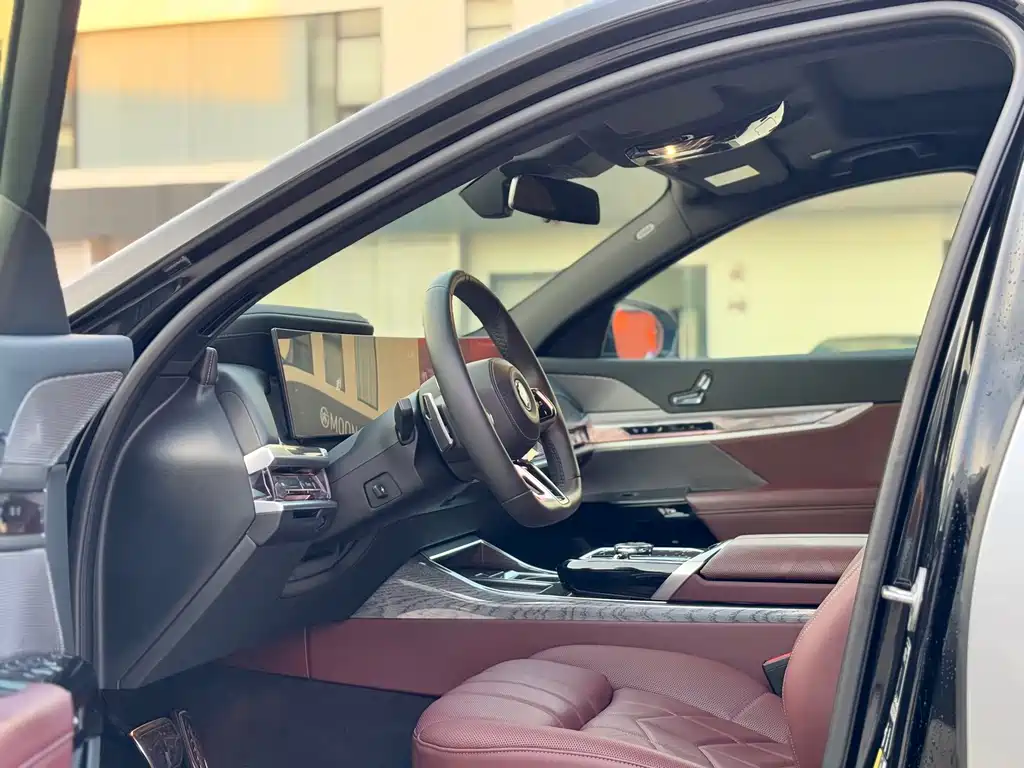 BMW i7 — миниатюра 4