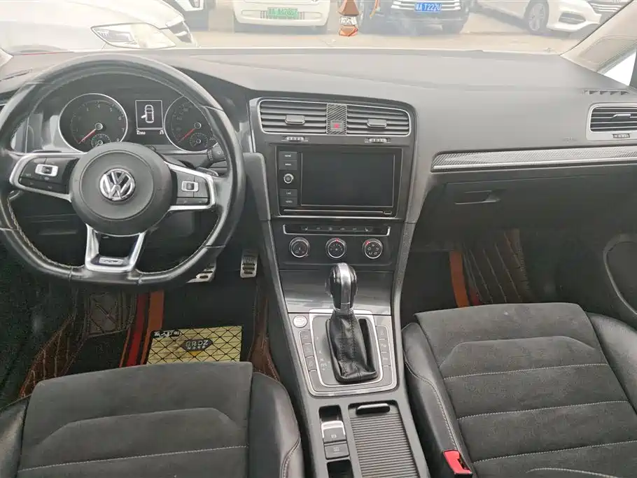 VOLKSWAGEN GOLF