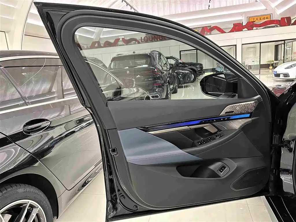 BMW 5 Series — миниатюра 20