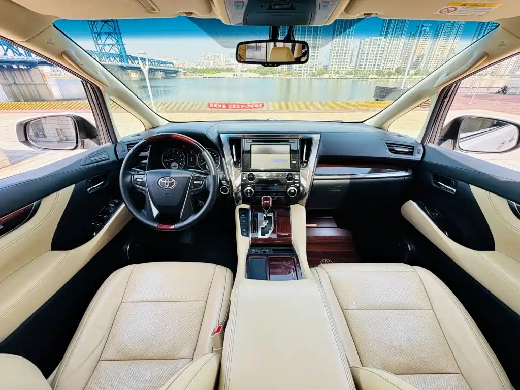 Toyota Alphard — миниатюра 4