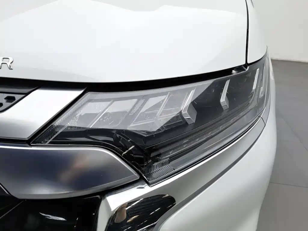 Mitsubishi Outlander — миниатюра 7