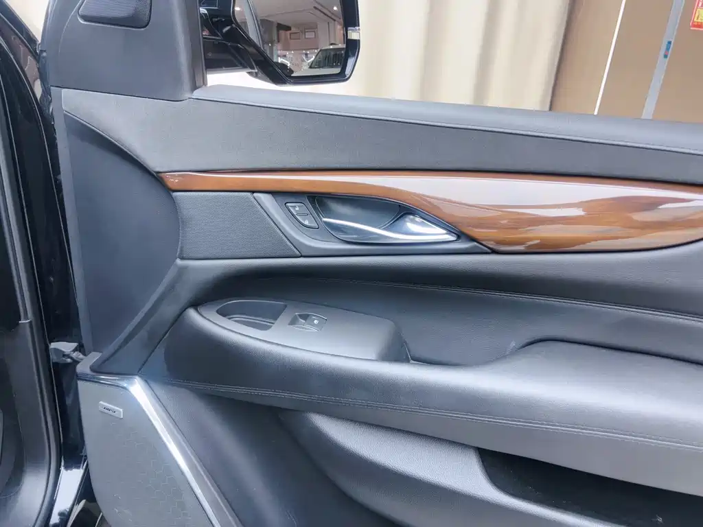 Cadillac Escalade — миниатюра 5