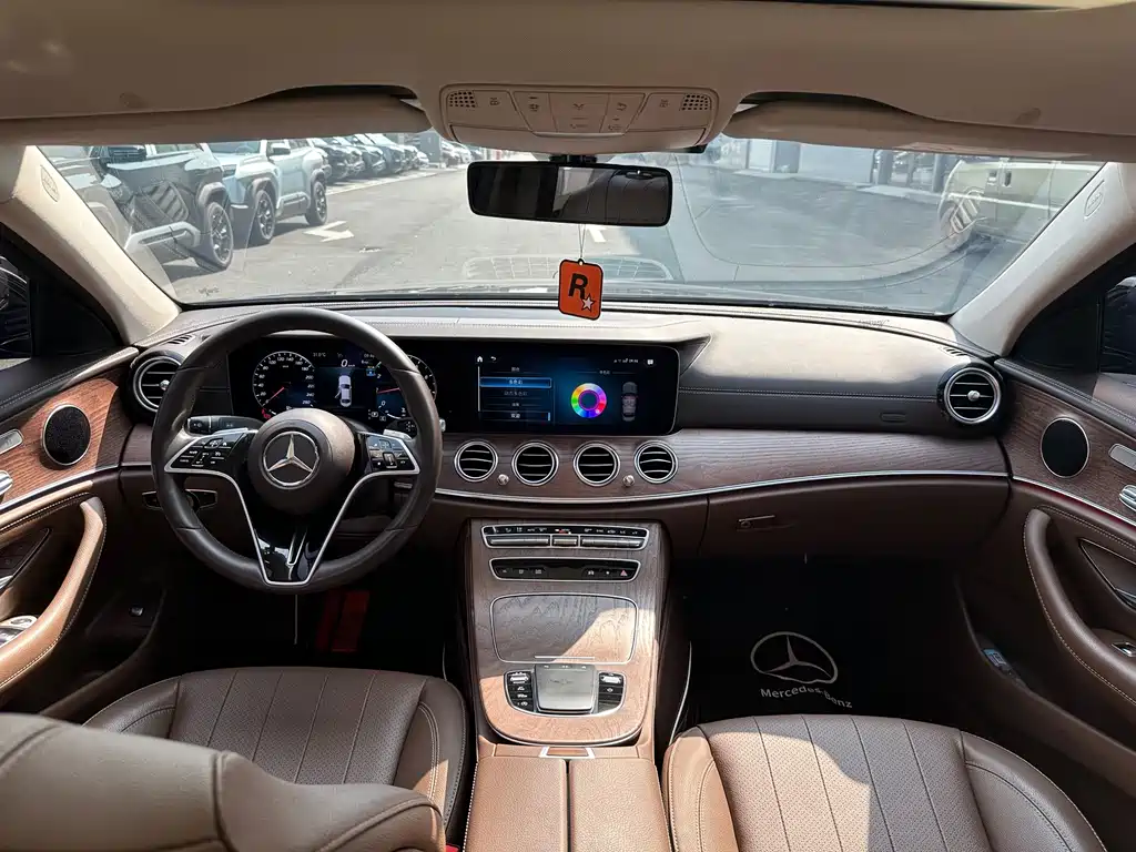 Mercedes-Benz E-Class — миниатюра 11