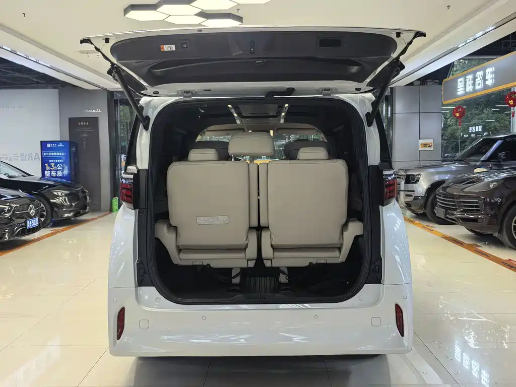 Toyota Alphard — миниатюра 16