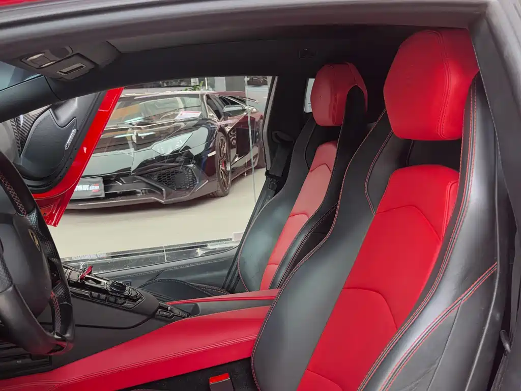 LAMBORGHINI AVENTADOR