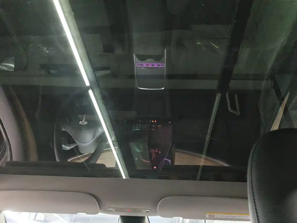 Tesla Model Y — миниатюра 18