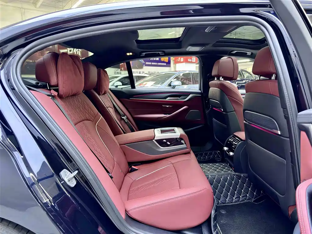BMW 5 Series — миниатюра 6