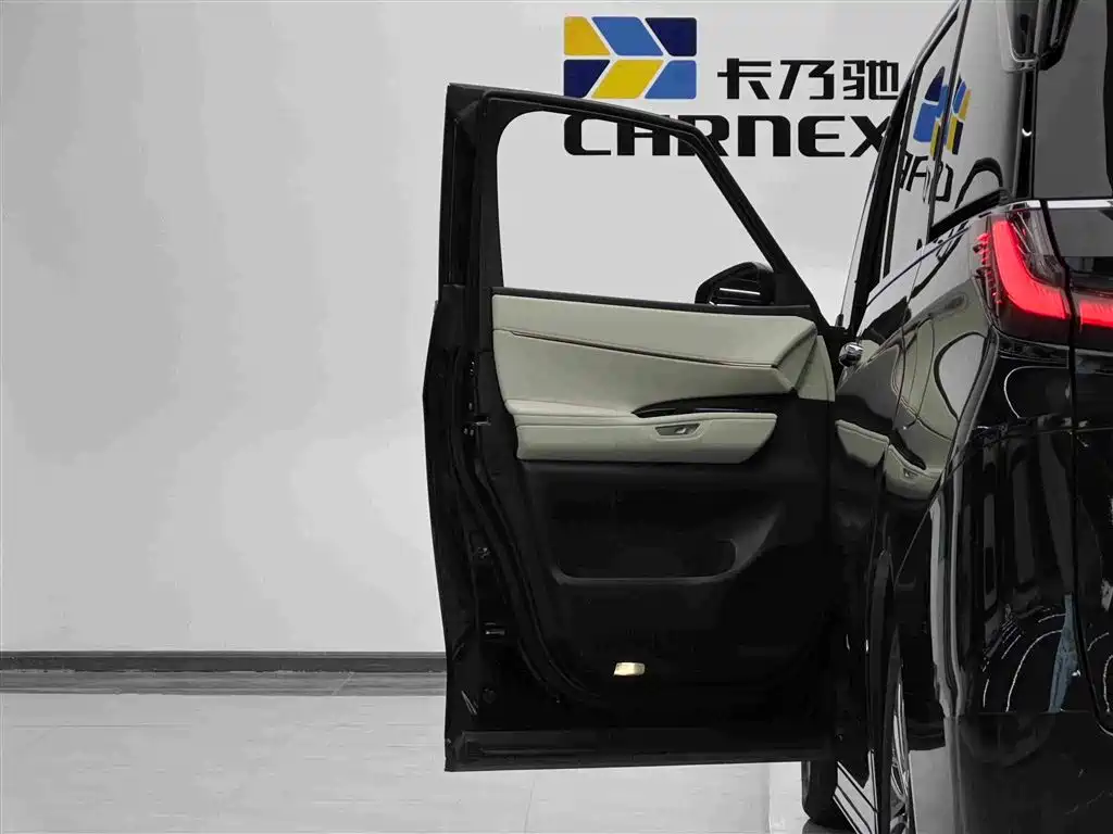 Lexus LM — миниатюра 8