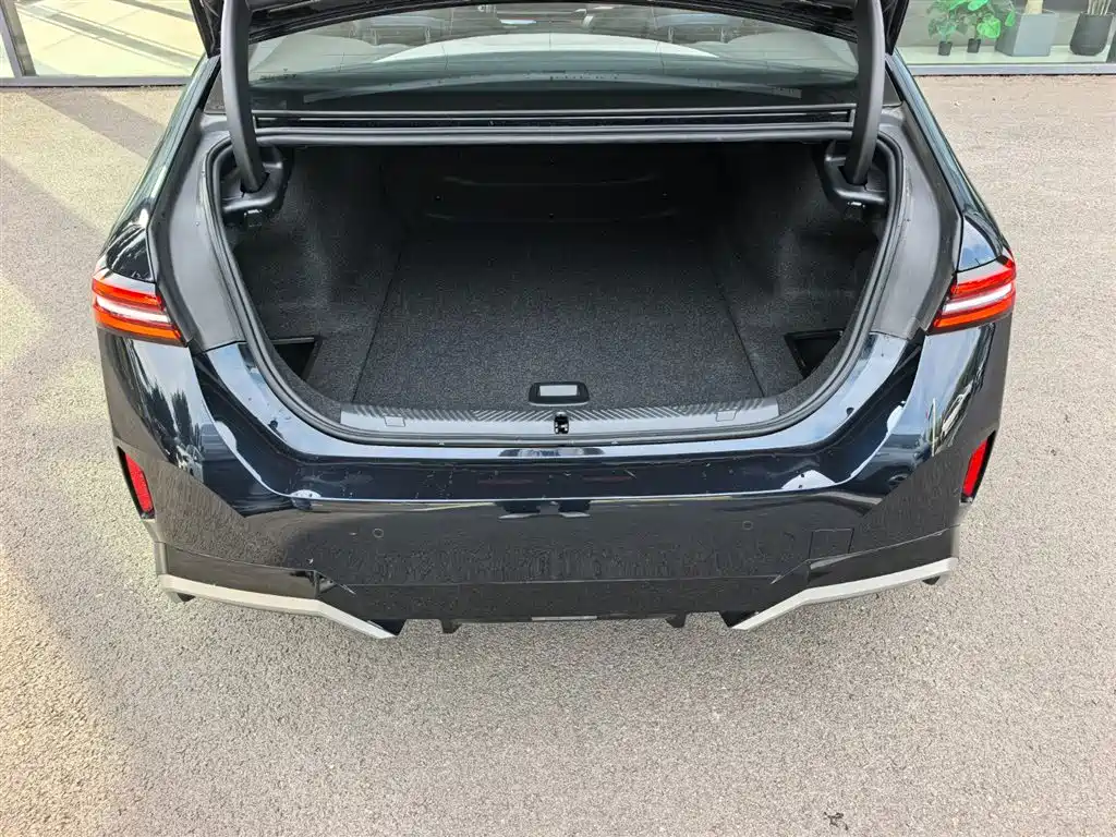 BMW i5 — миниатюра 24