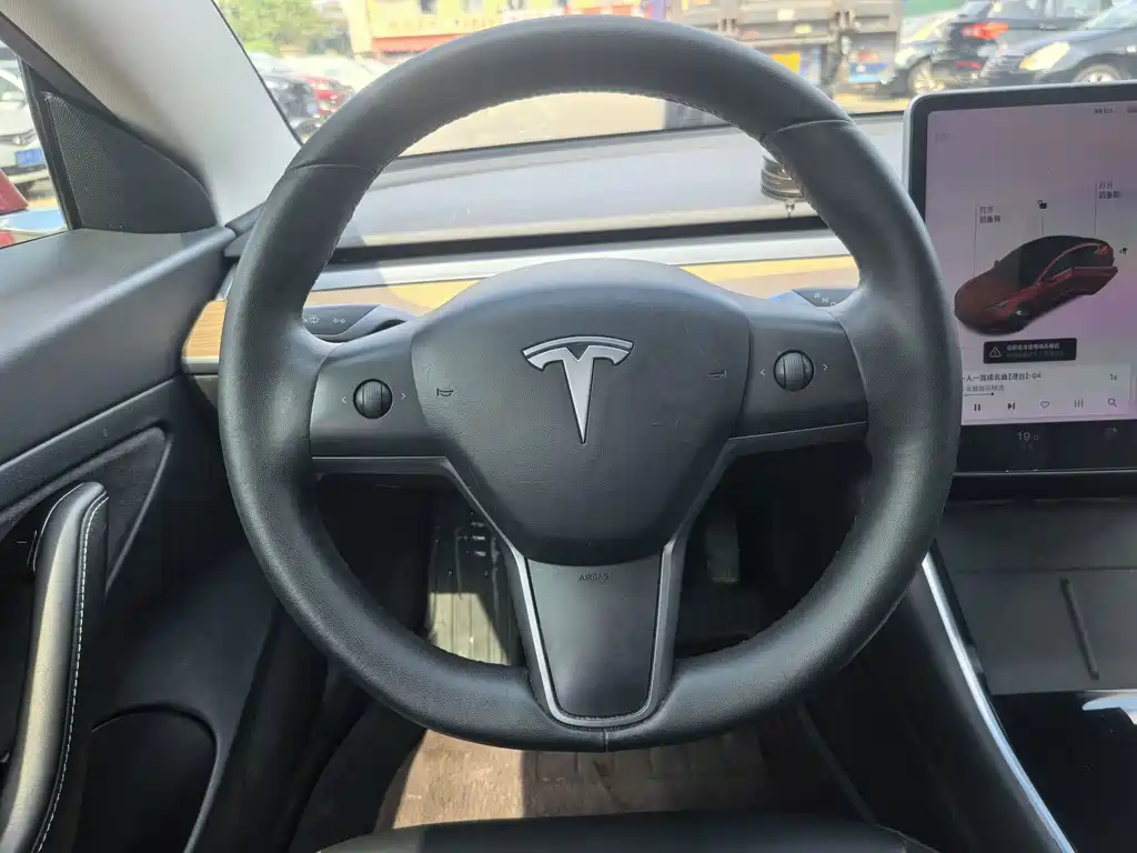 Tesla Model 3 — миниатюра 10