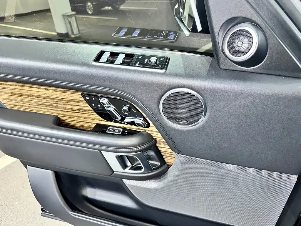 Land Rover Range Rover — миниатюра 16