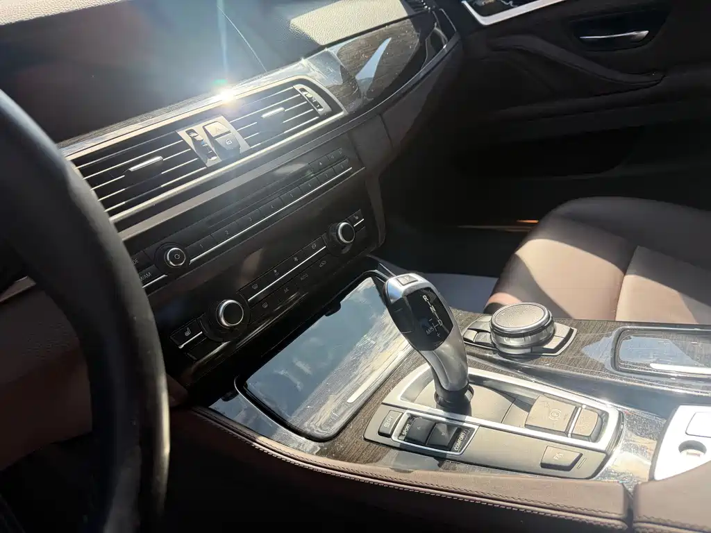 BMW 5 Series — миниатюра 12