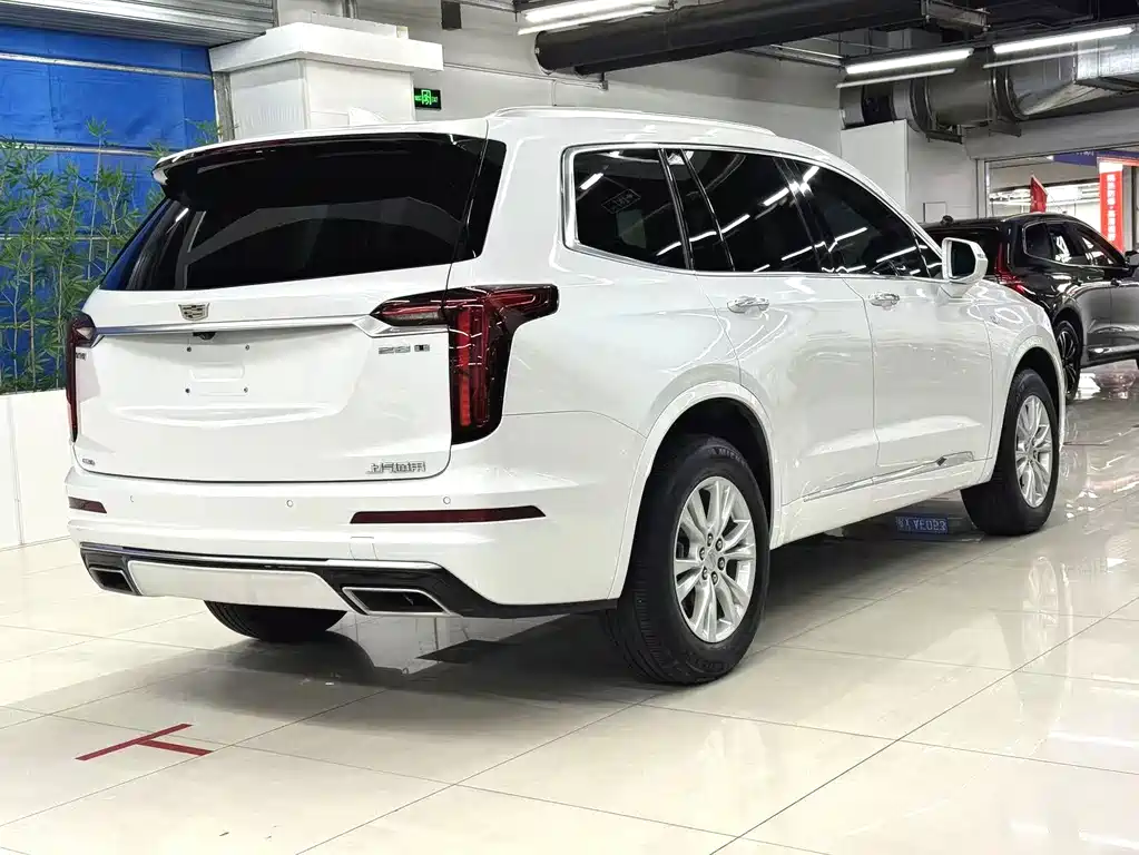 Cadillac XT6 2021 28T мест