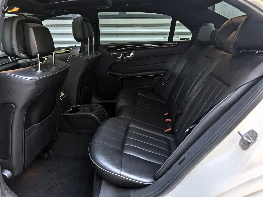 Mercedes-Benz E-Class — миниатюра 12
