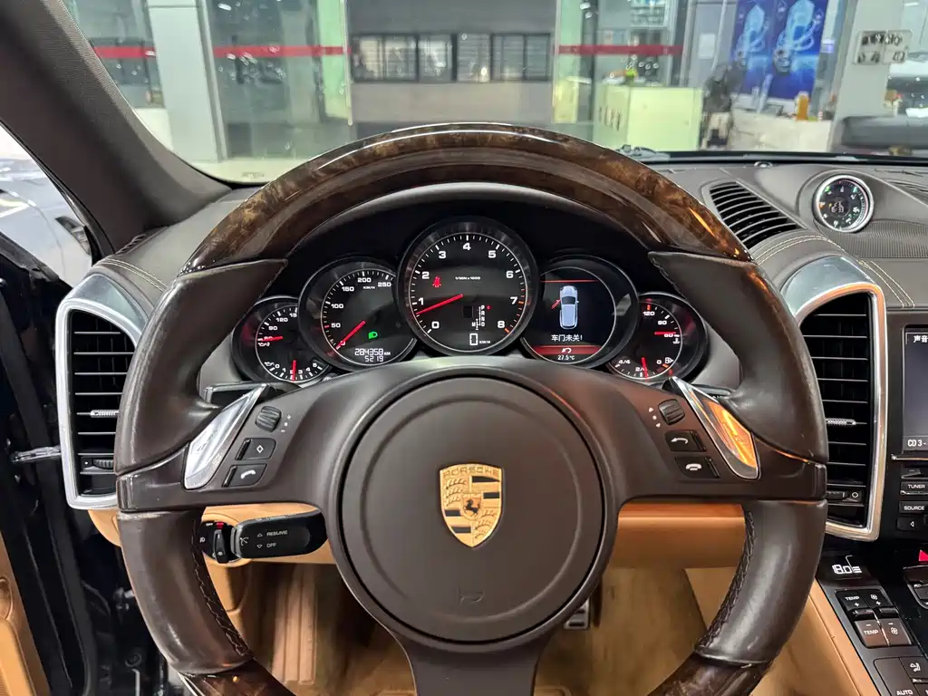 Porsche Cayenne — миниатюра 12