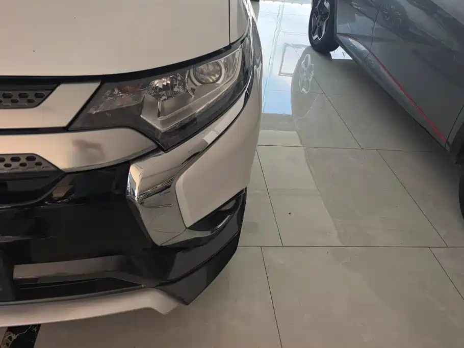Mitsubishi Outlander — миниатюра 5