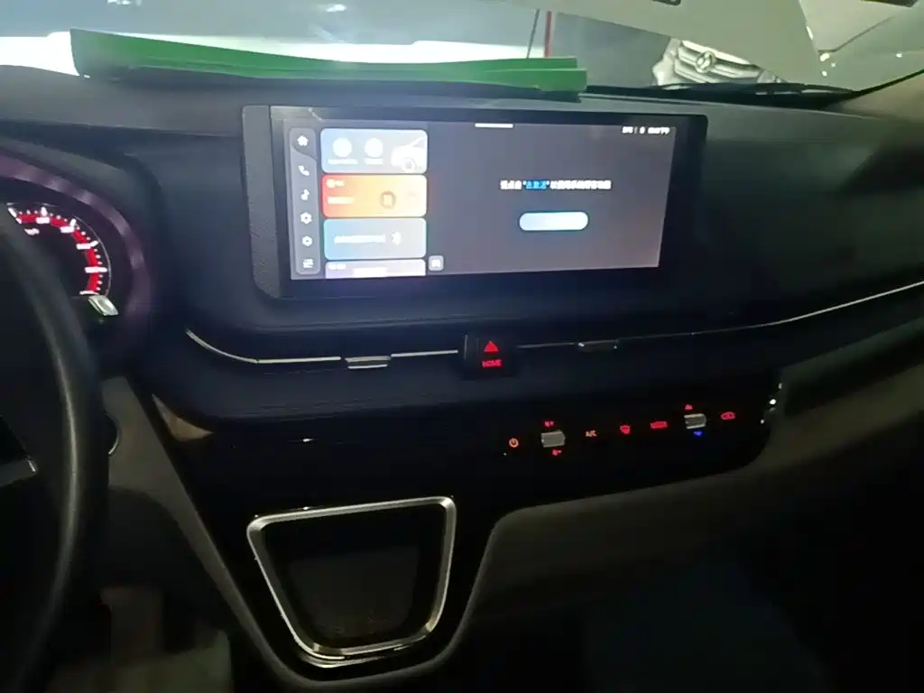 MAXUS V90 — миниатюра 13