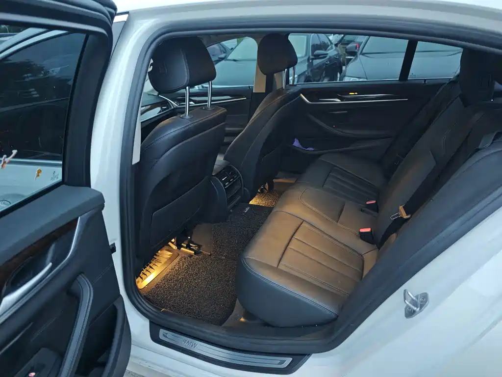 BMW 5 Series — миниатюра 8