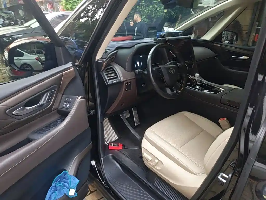 Toyota Alphard — миниатюра 16