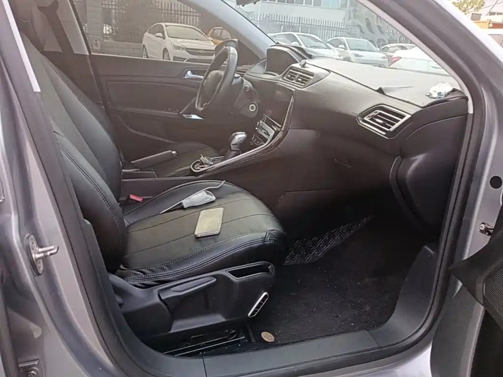 Peugeot 308 — миниатюра 25