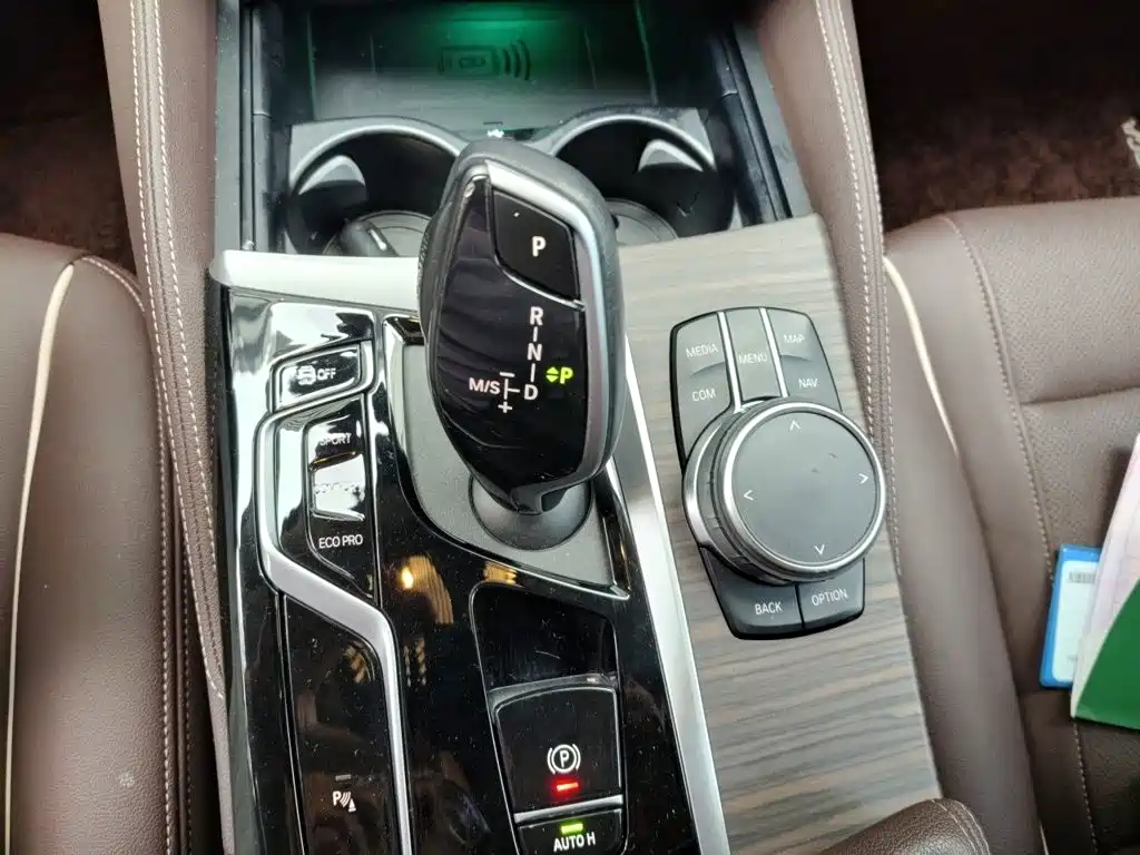 BMW 5 Series — миниатюра 10