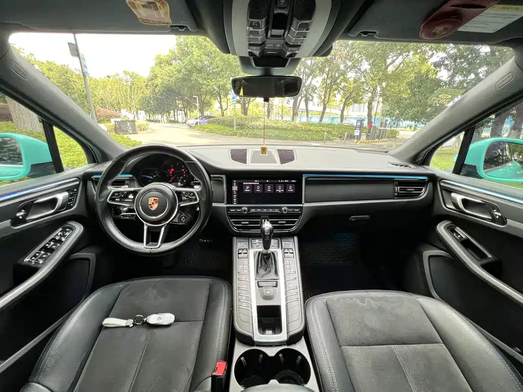 PORSCHE MACAN