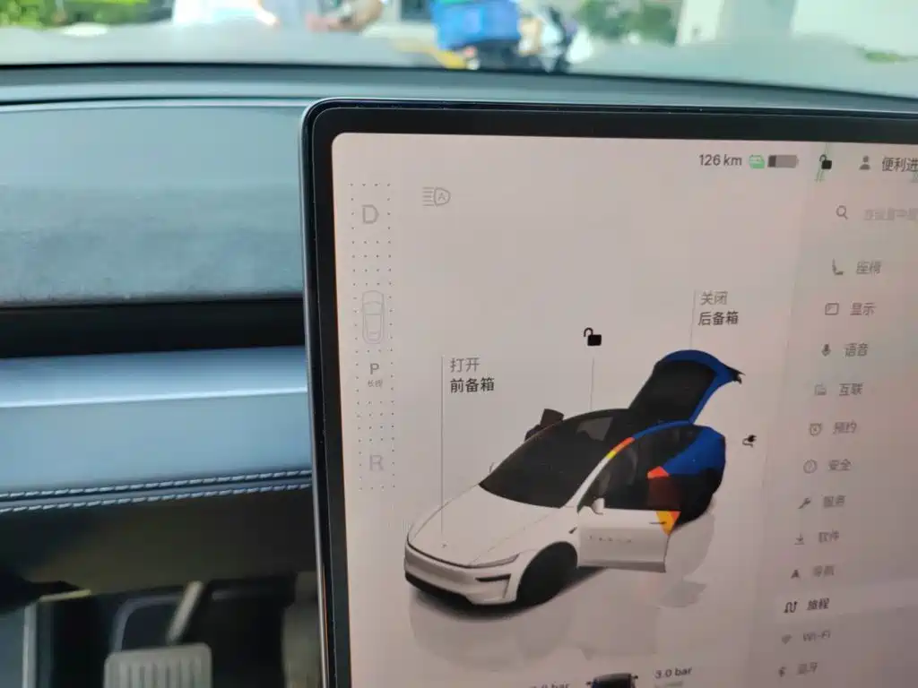 Tesla Model Y — миниатюра 10