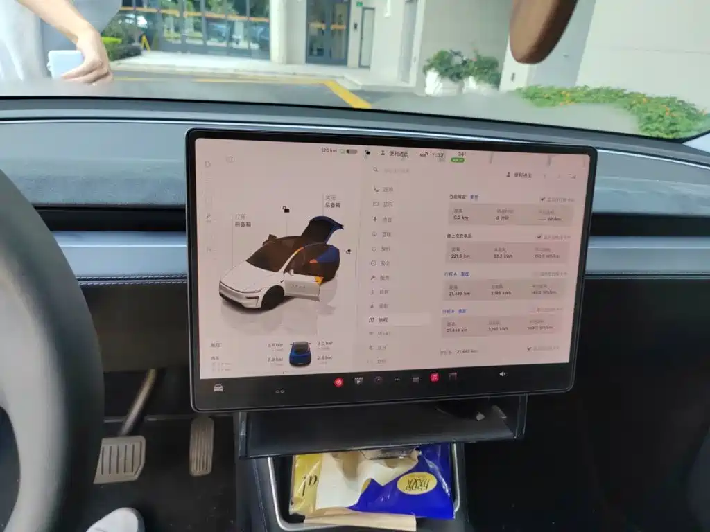 Tesla Model Y — миниатюра 7