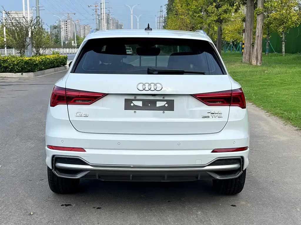 AUDI  Q3