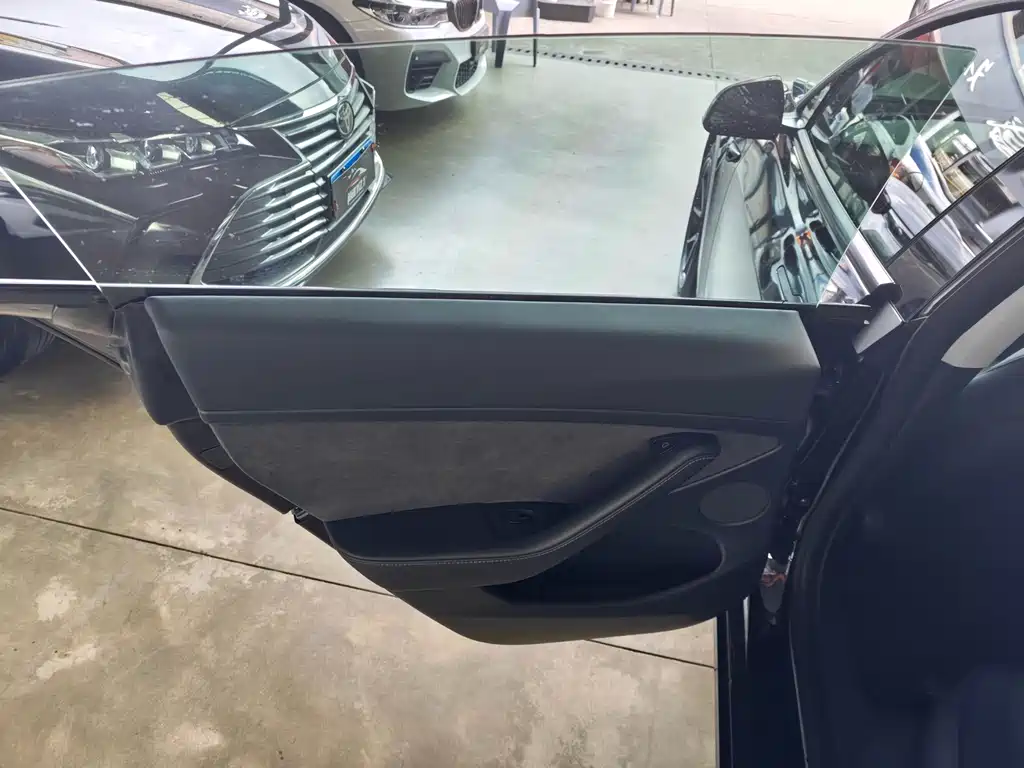 Tesla Model 3 — миниатюра 12