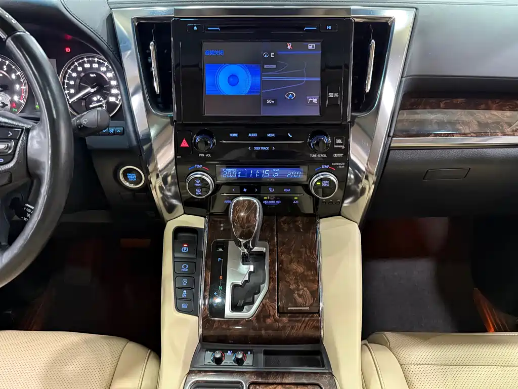 Toyota Alphard — миниатюра 10