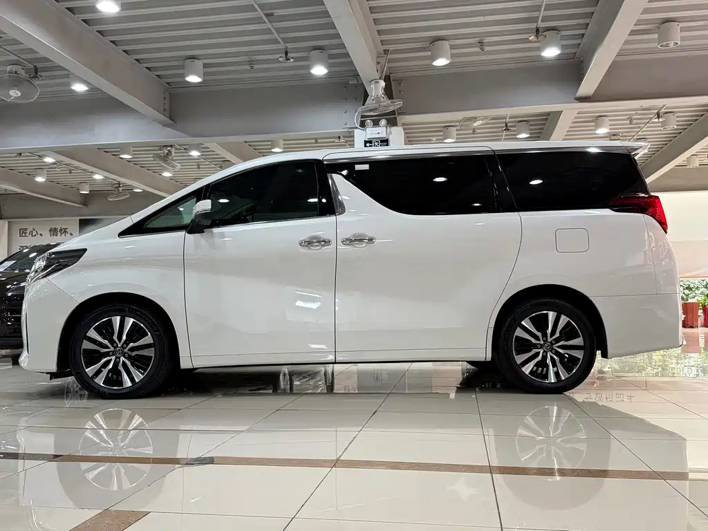 Toyota Alphard — миниатюра 4