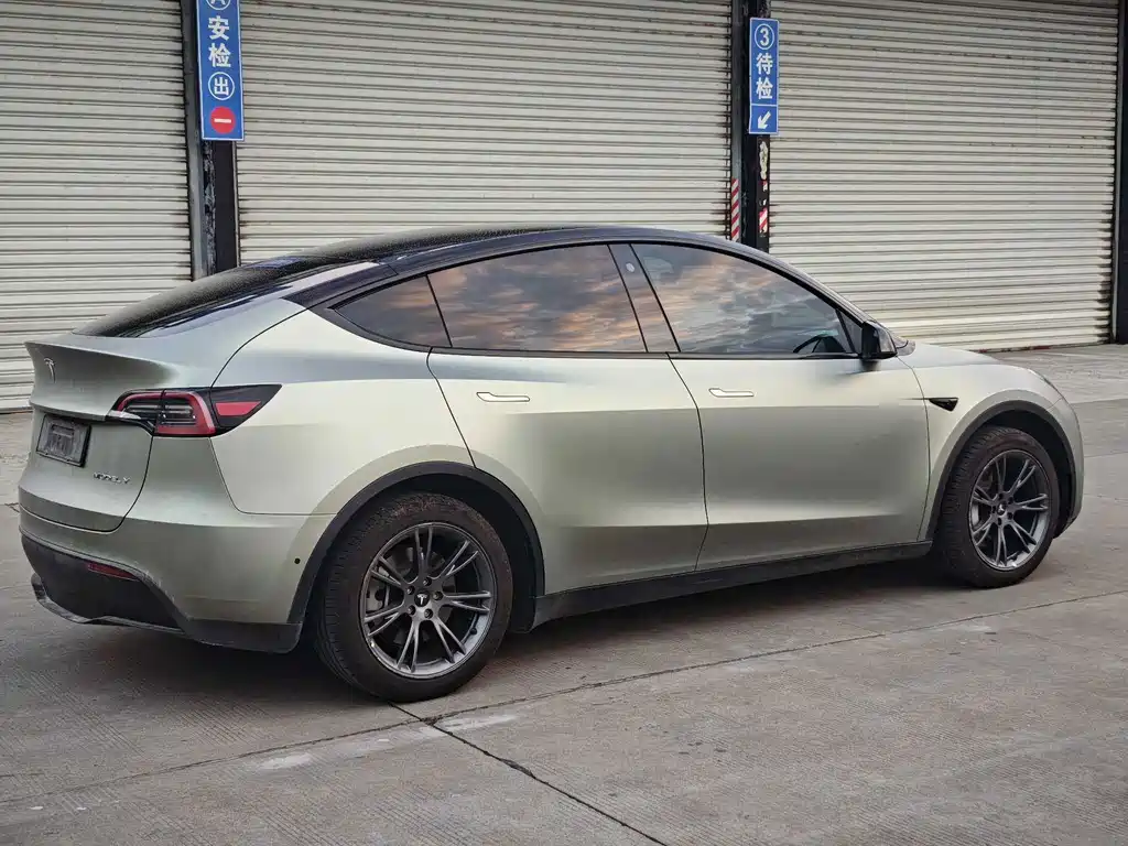 Tesla Model Y — миниатюра 11