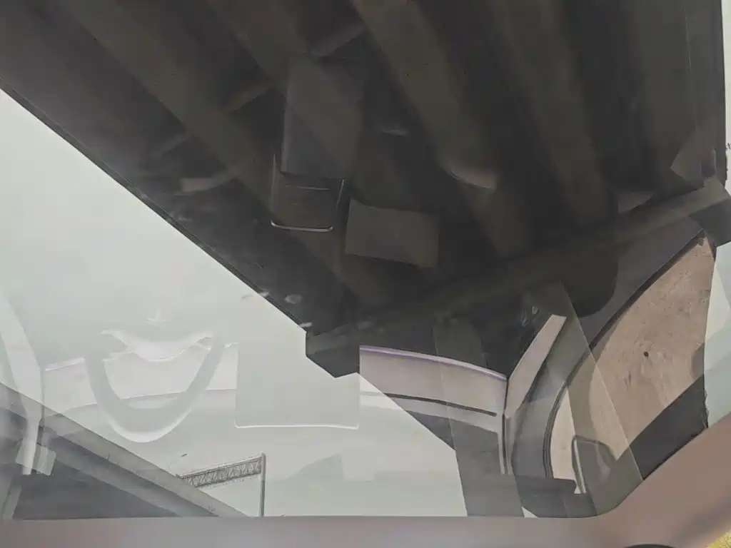 Tesla Model Y — миниатюра 18