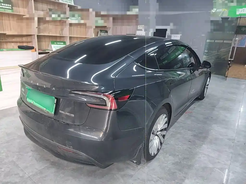 Tesla Model 3 — миниатюра 7