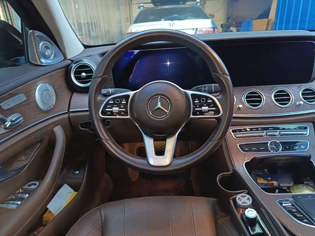 Mercedes-Benz E-Class — миниатюра 6