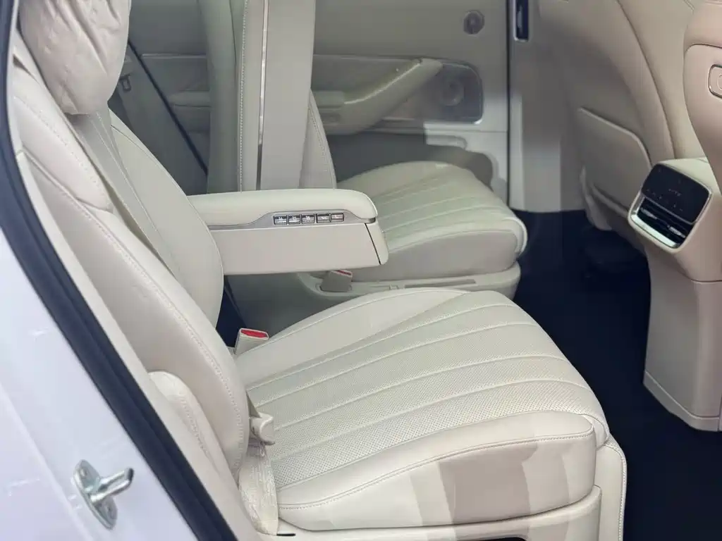 AITO ASK THE WORLD M8