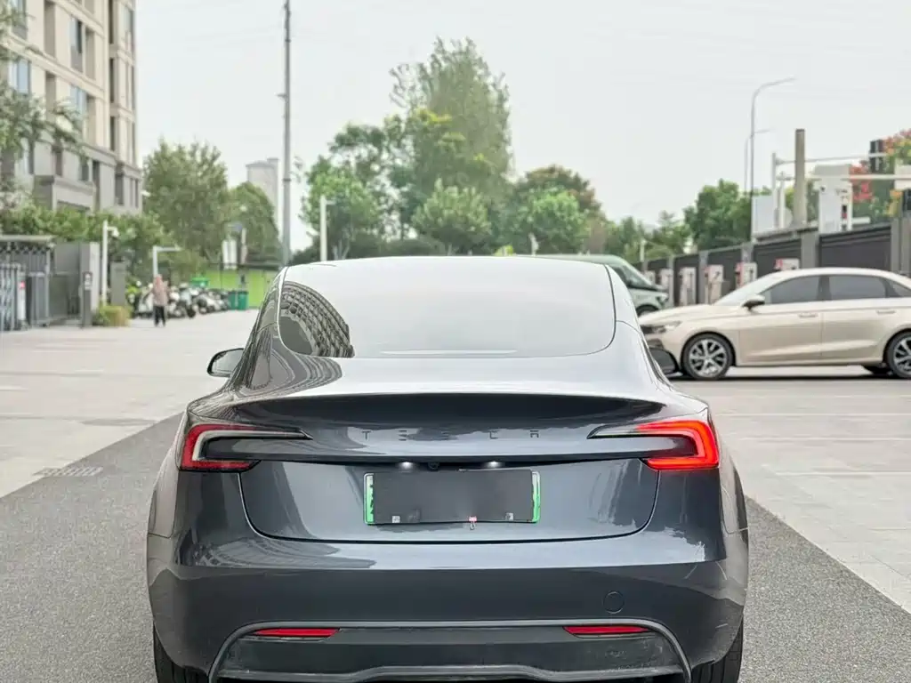 Tesla Model 3 — миниатюра 5