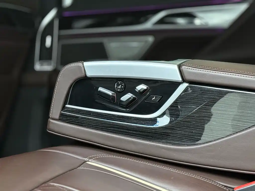 BMW 7 Series — миниатюра 11
