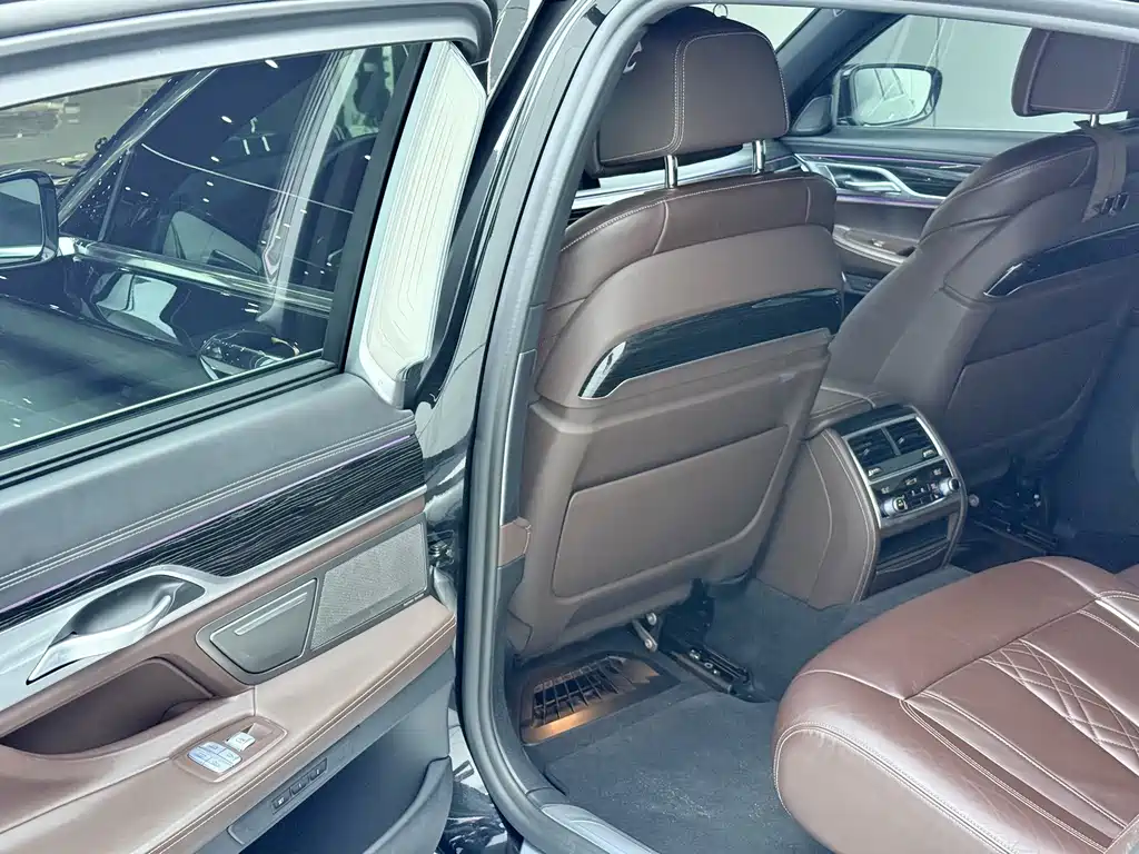 BMW 7 Series — миниатюра 8