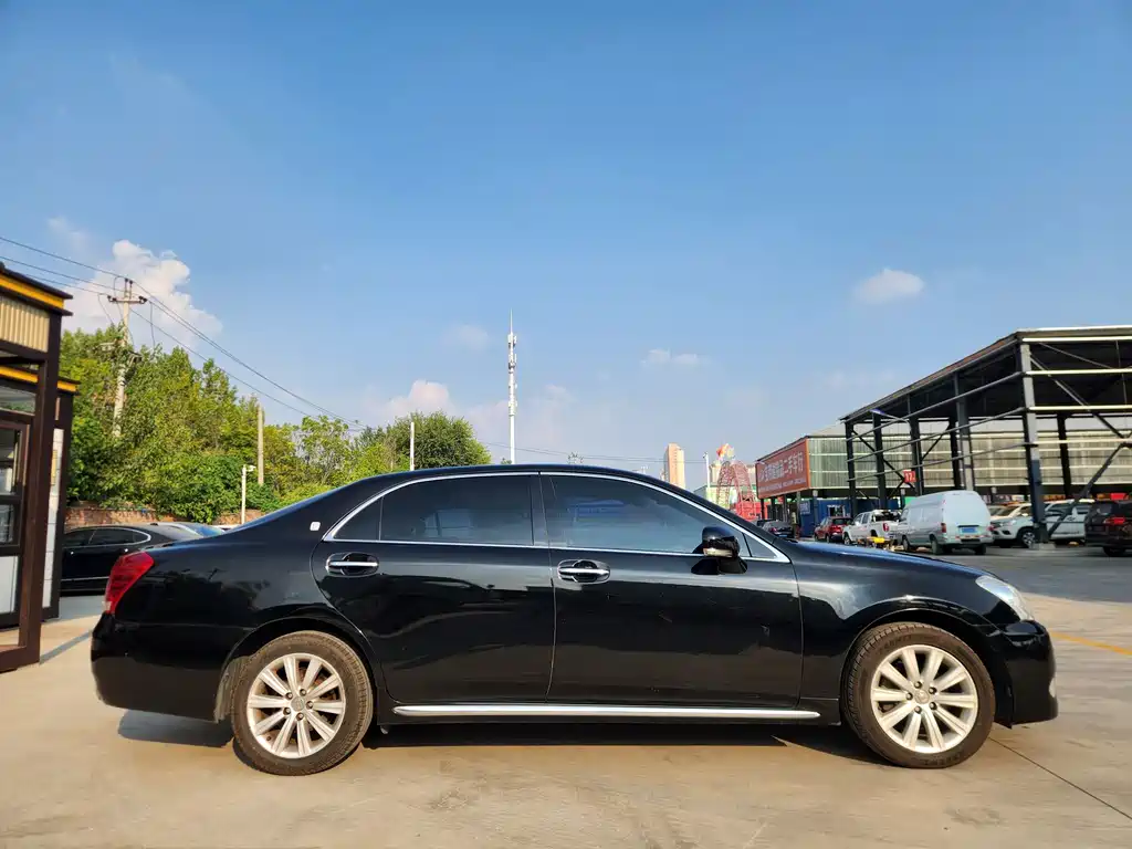Toyota Crown — миниатюра 7
