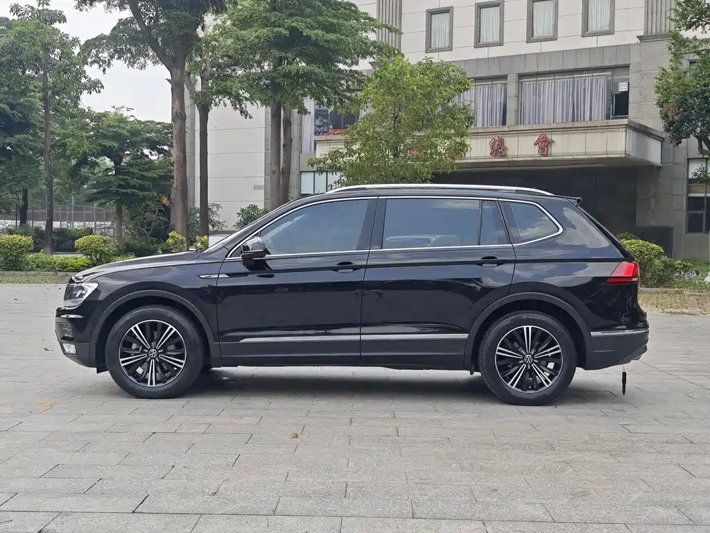 Volkswagen Tiguan L L 2021 330TSI AT Smart