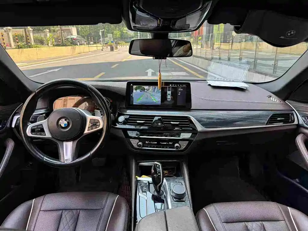 BMW 5 Series — миниатюра 7