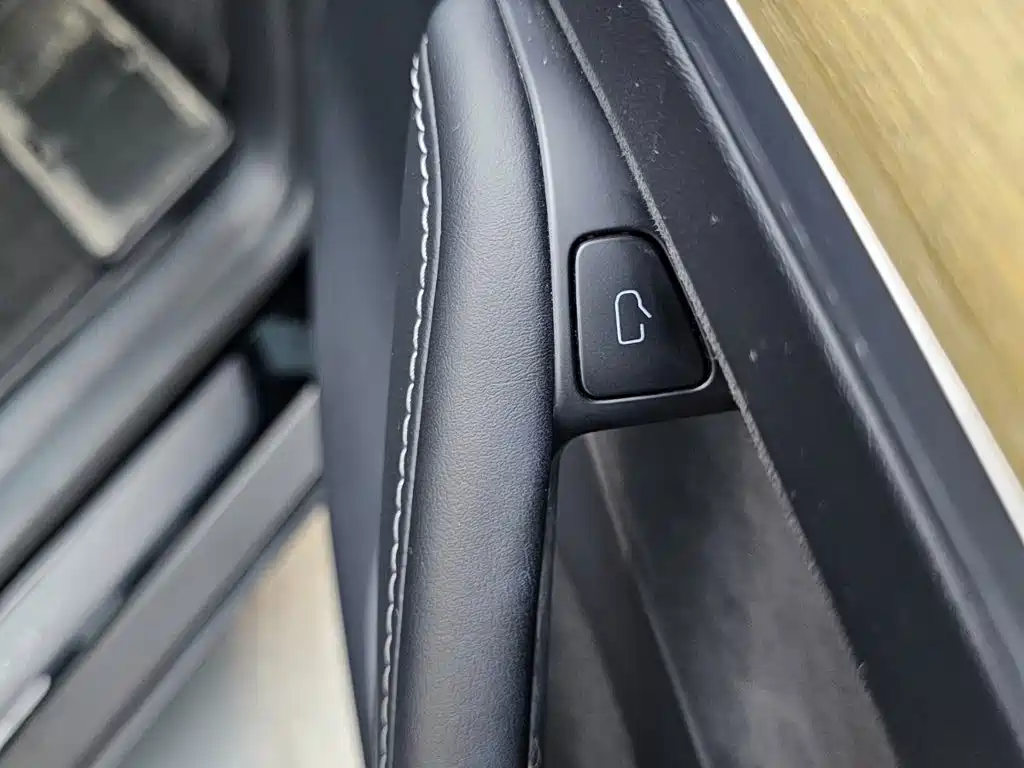 Tesla Model Y — миниатюра 20
