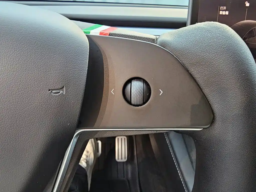 Tesla Model Y — миниатюра 18